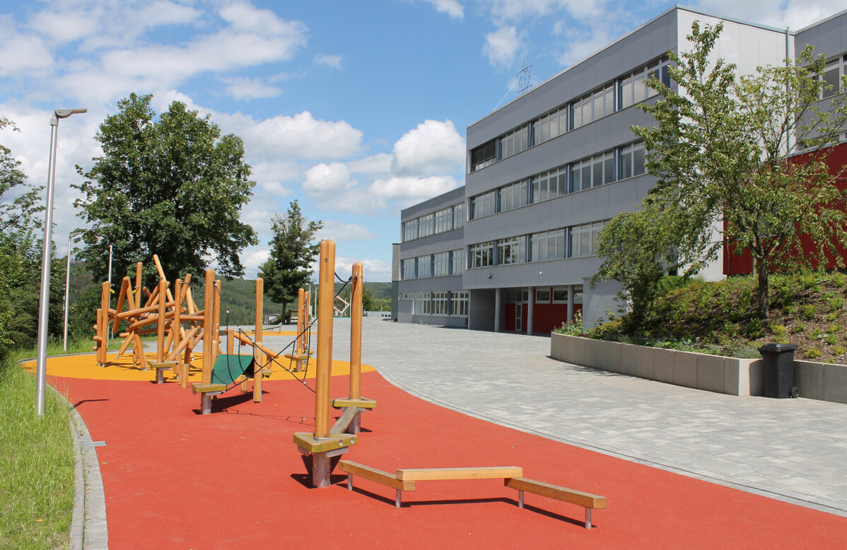 Installation d'escalade à côté de l'école
