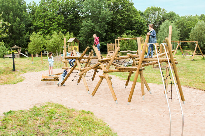 Öffentliche Spielanlagen – Kinder spielen auf eibe Spielanlage in einer innerstädtischen Grünanlage.