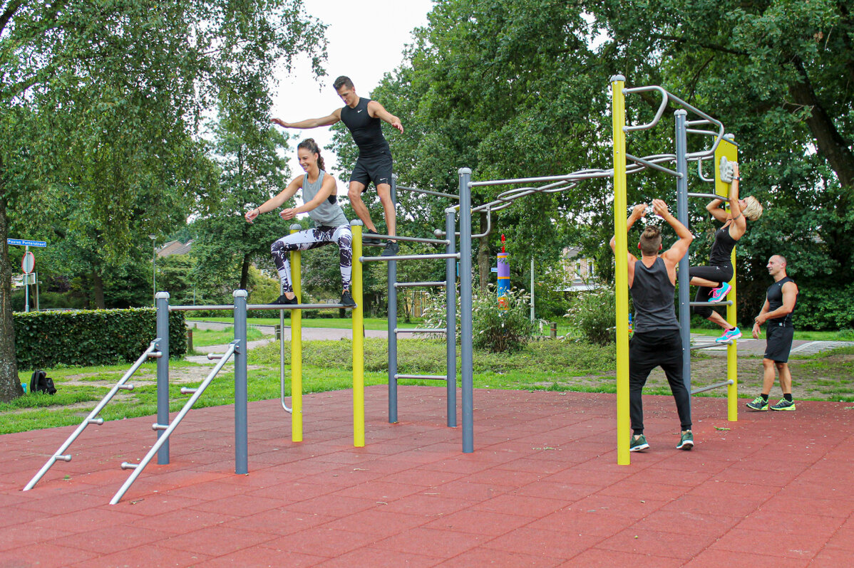 Öffentliche Spielanlagen – Jugendliche und junge Erwachsene trainieren an eibe BodyWeightStation. 